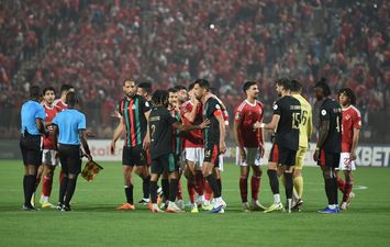 "الكاف" يستنكر أحداث لقاء الأهلي والجيش الملكي ويحيل الملف على اللجنة التأديبية